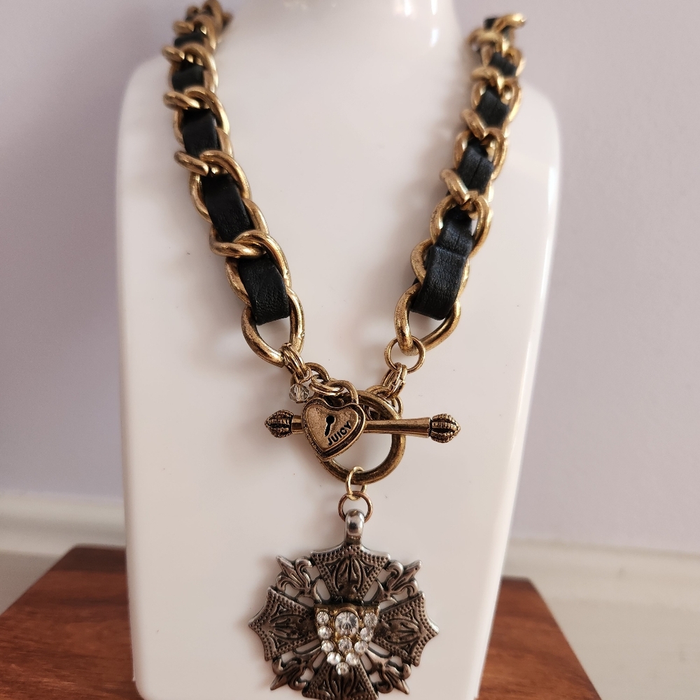 #2544, VTG JUICY COUTURE GOLD & BLACK CHAIN NECKLACE, RHINESTONE PENDANT. 18"IN